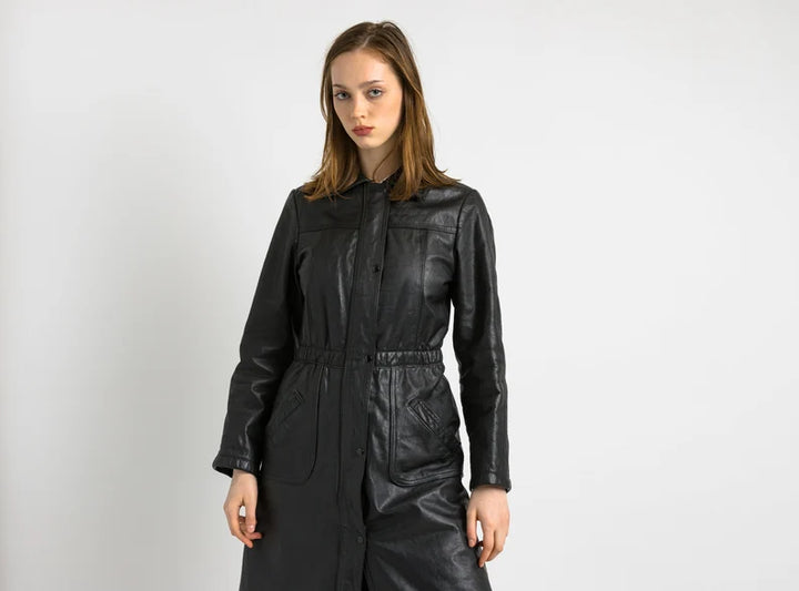 Fitted black autumn leather coat with classic 80s style in USA